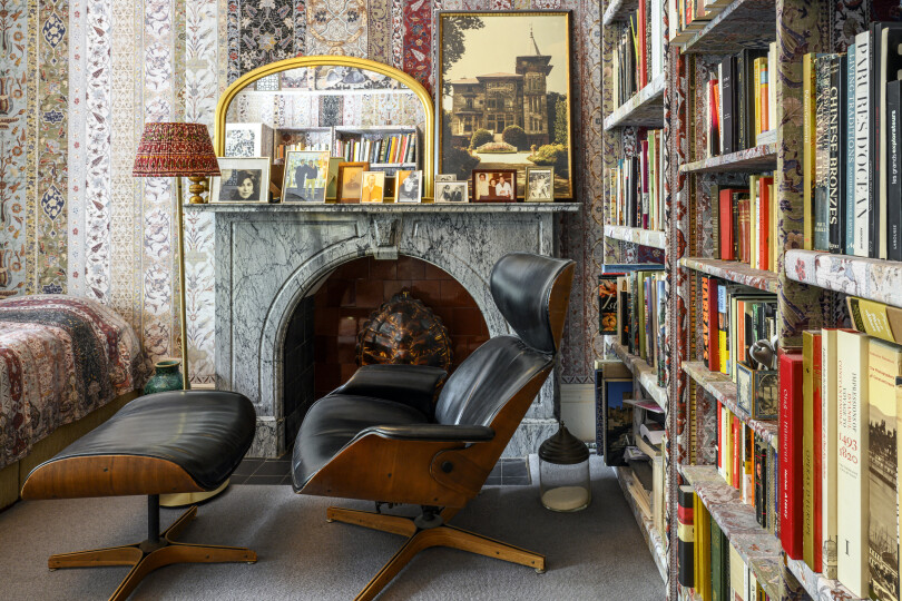 Leur bureau commun. Derrière le fauteuil mythique Lounge Chair et Ottoman de Charles et Ray Eames, sur la cheminée, une photographie de la maison où Mehmet a grandi, à Istanbul.